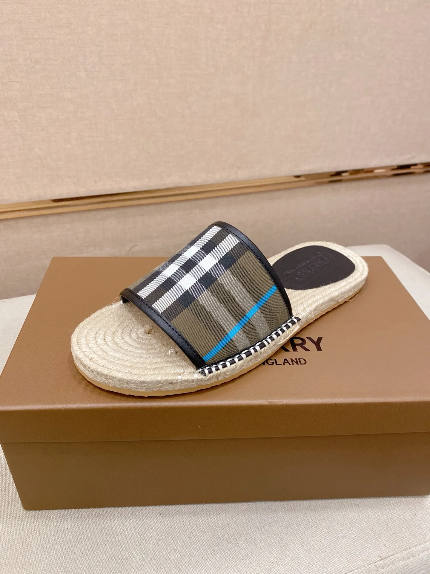 Factory price: 320💰 [Burberry slippers] High-end brand of men's shoes, official website 1:1 latest masterpiece: original mold customization, the fabric is made of imported original fabric, and the hemp rope upgraded outsole is lighter and non-slip. The market's top quality, simple yet tasteful, a must-have for fashionistas, fashionable at your feet, full of confidence, the same style at the counter 👍The season of summer slippers is here. Code: 38-44 Customized 45.46.47.